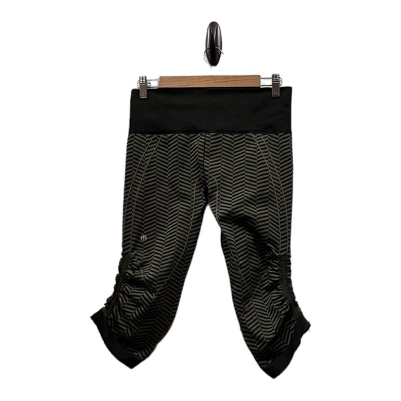 NWOT Lululemon Ebb To Street cropped pant Sz 8 Heathered Fatigue Green Chevron - Picture 2 of 2